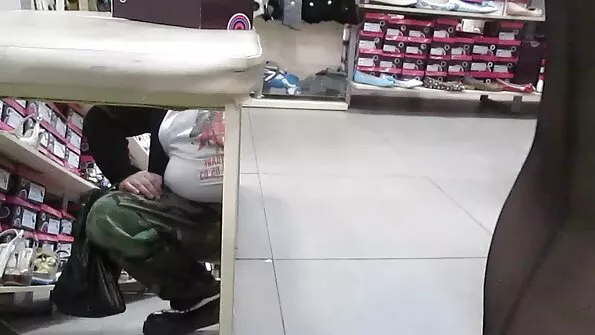 Роздяглася перед хлопцем і seks sestre трахнула з самцем.