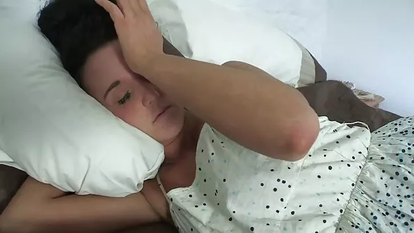 Крихка латинка дрочить писку на sestra porno студії і віддається.