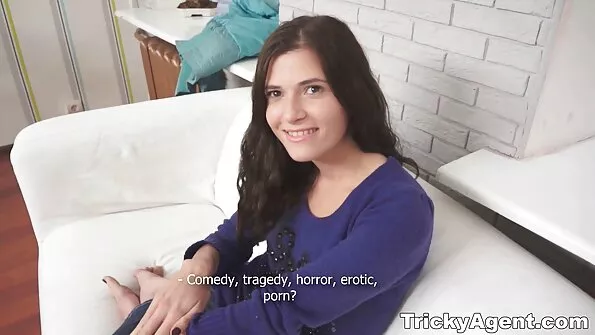 Приголомшлива блондинка porno sex brat i sestra ебется з коханим на кухні, чекаючи гостей.