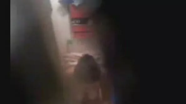 Щоранку струнка брюнетка ублажає зрілого чоловіка горловим мінетом. порно брата і сестри