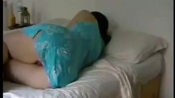 Чарівна блондинка в купальнику американського прапора смокче sex sestra video лисому.