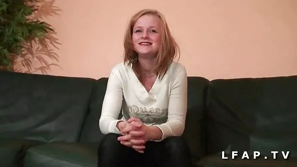 Масажистка відсмоктувала клієнту порно сестри і поскакала на члені.
