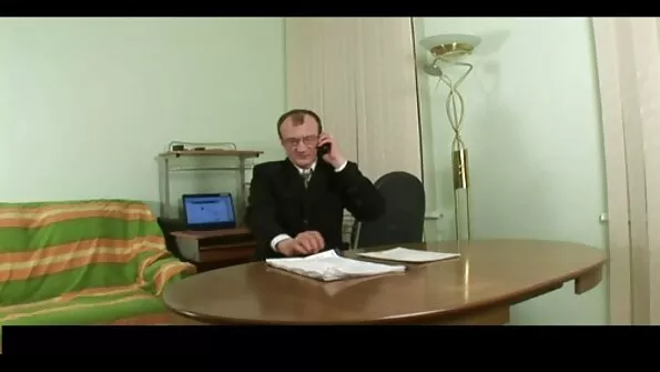 Блондинка секс сестри з класними титьками трахкає з чорним хлопцем.
