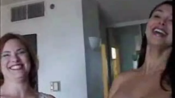 Мініатюрна секс між братом і сестрою студентка в короткій сукні дала негру.